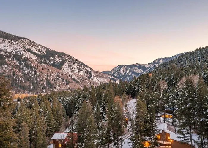Upscale Mountain Retreat With Cozy Fireplace & Jetted Tub In Alpine, Utah Alpine