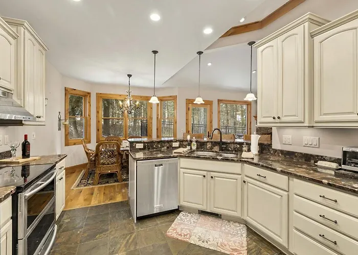 Upscale Mountain Retreat With Cozy Fireplace & Jetted Tub In Alpine, Utah